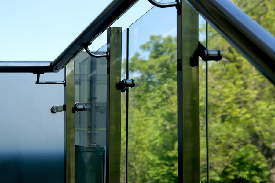 balustrada din sticla cu mana curenta metalica